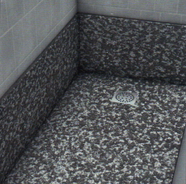 Plato de ducha extraplano con panel bajo granito